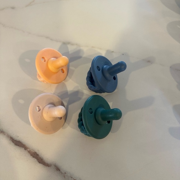 Ryan and Rose Cutie pats, Cutie clips, a teether, and some Itzy ritzy mixed in! - Picture 5 of 5